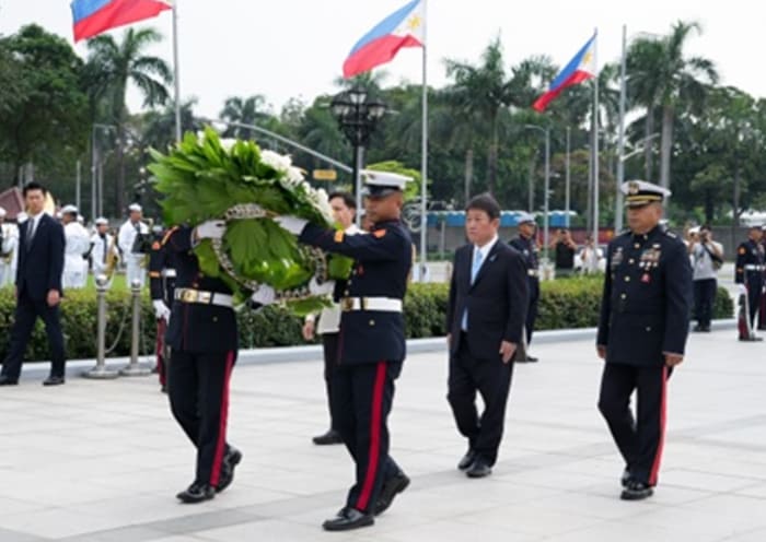 リサール公園での献花式にのぞむ茂木外相