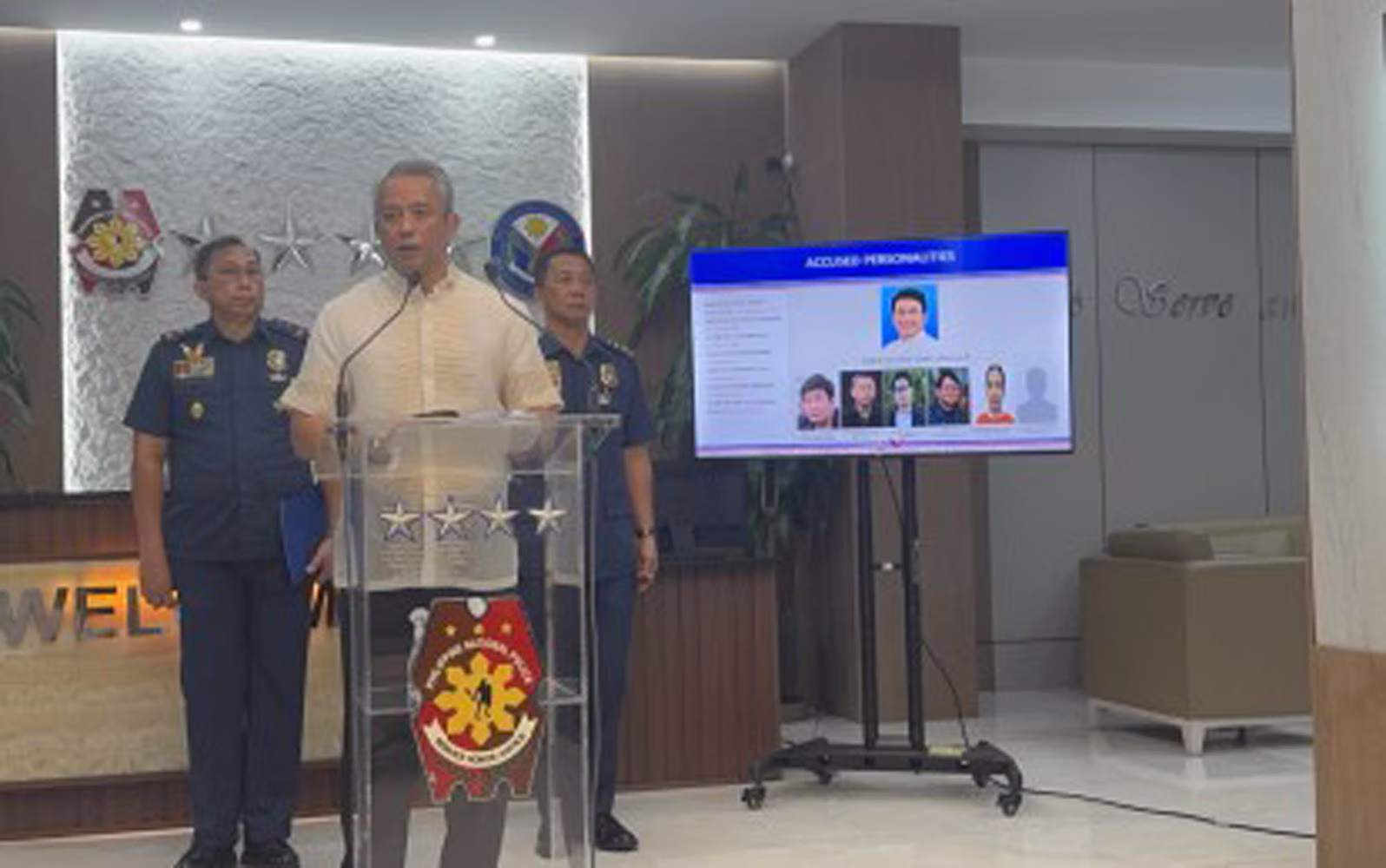 国家警察本部で20日にレビリヤ前上院議員の逮捕について説明するレムリヤ内務自治相