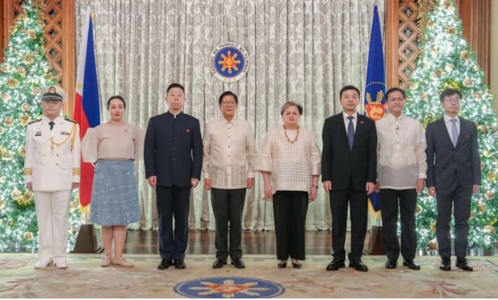 大統領を表敬訪問した井泉駐フィリピン中国大使（左から３人目）