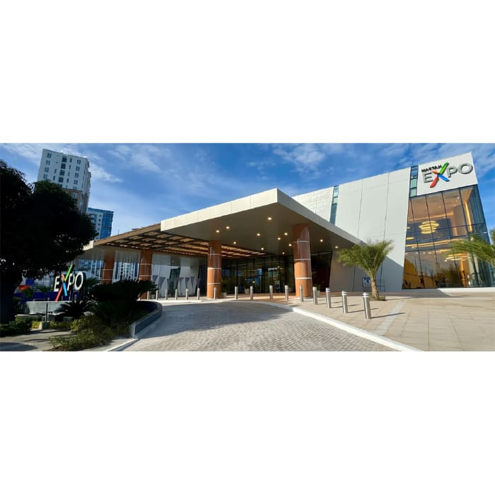 マクタンエキスポの玄関風景