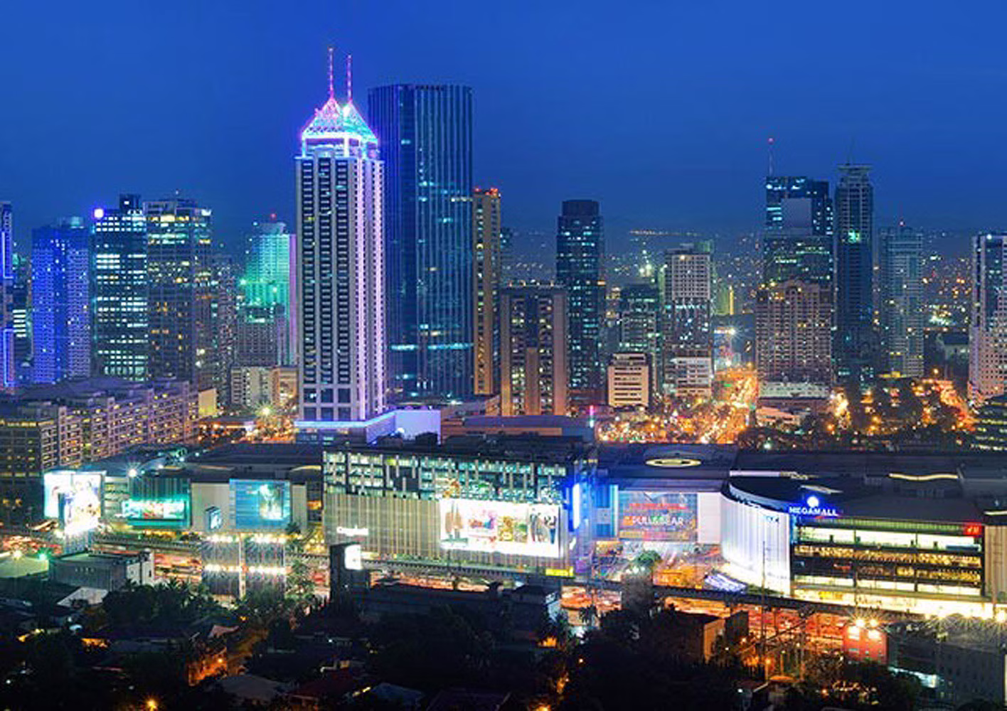 マンダルーヨン市オルティガス地区メガモール周辺の夜景