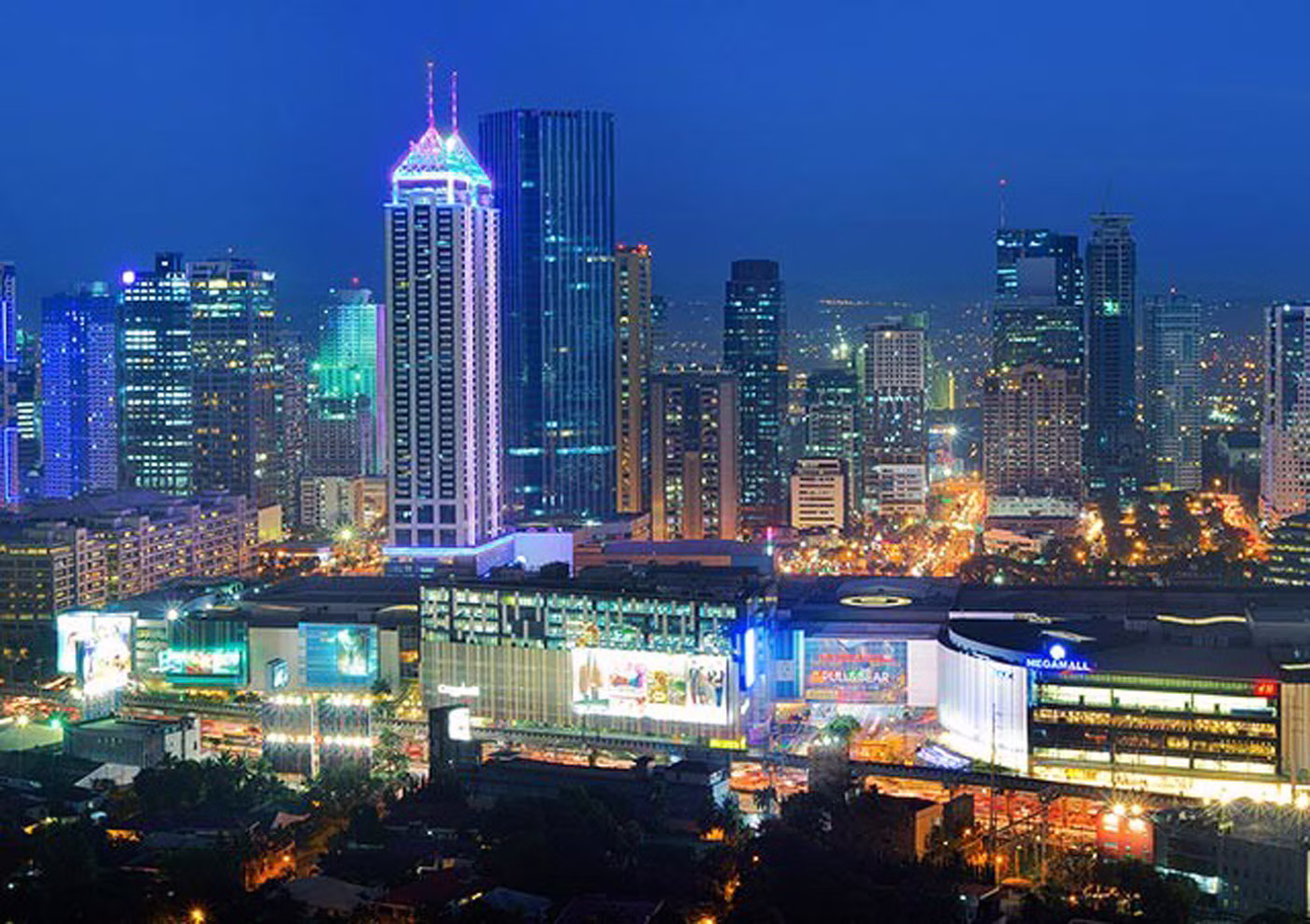 マンダルーヨン市オルティガス地区メガモール周辺の夜景