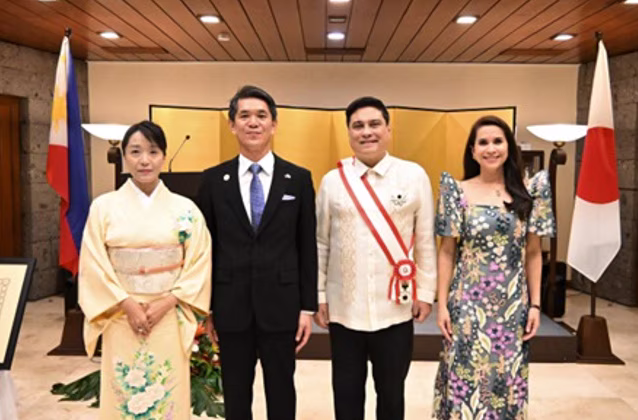 ズビリ上院議員（右から２人目）と、遠藤大使（同３人目）