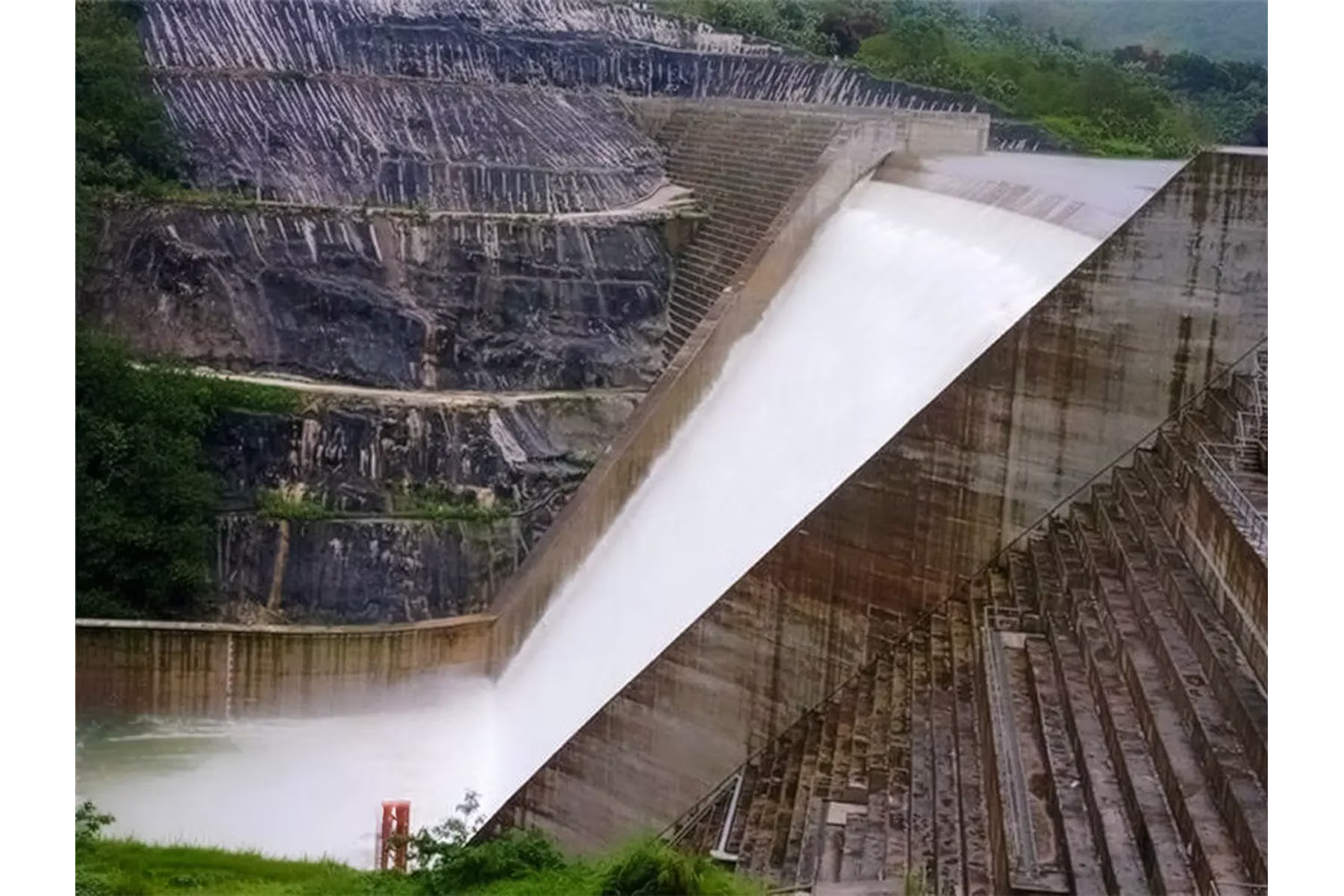 アッパーワワダムの放水