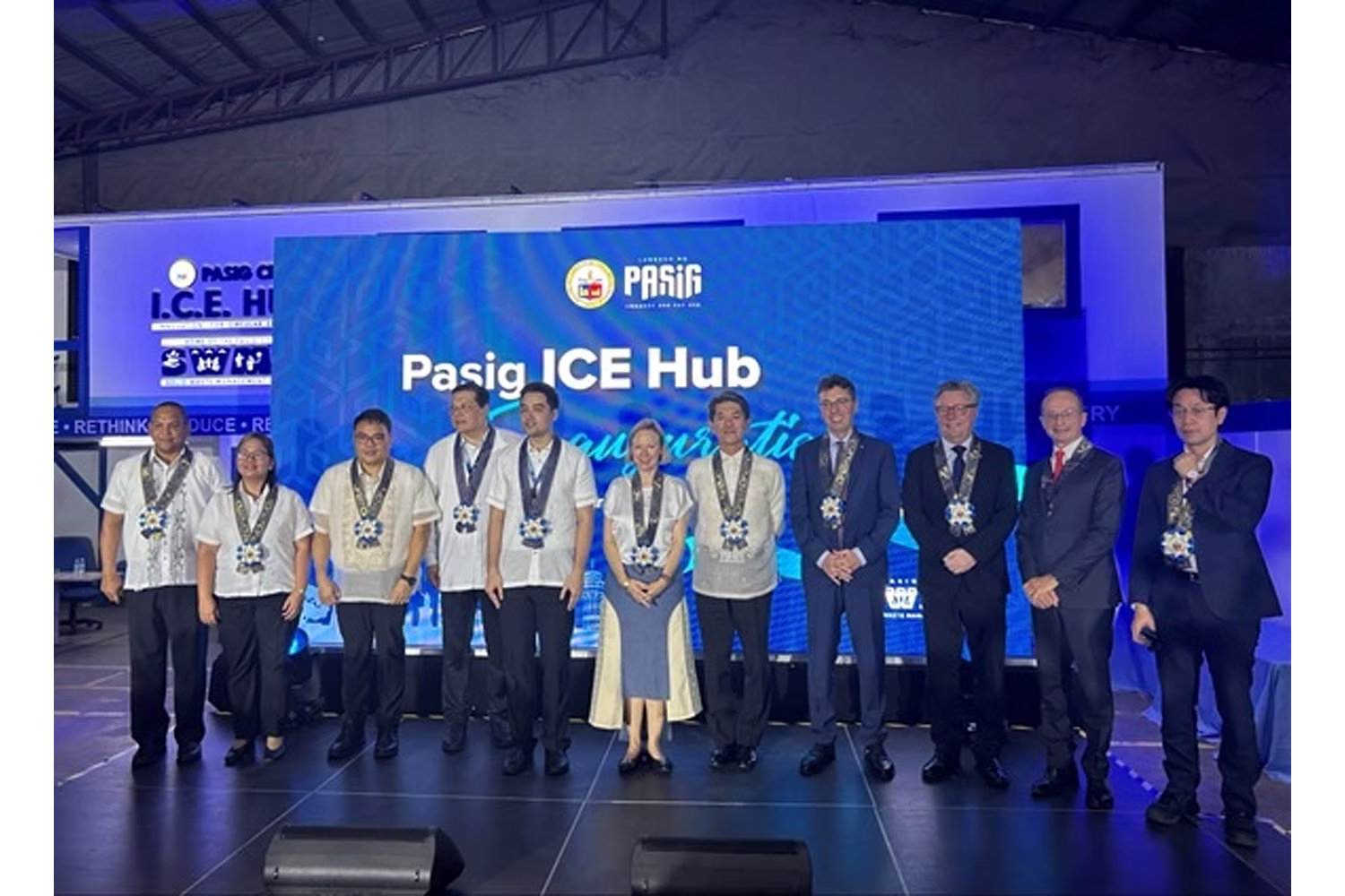 「循環型経済ハブ」開所式に出席した遠藤和也駐フィリピン大使（右から５人目）ら