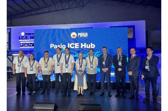 「循環型経済ハブ」開所式に出席した遠藤和也駐フィリピン大使(右から5人目)ら