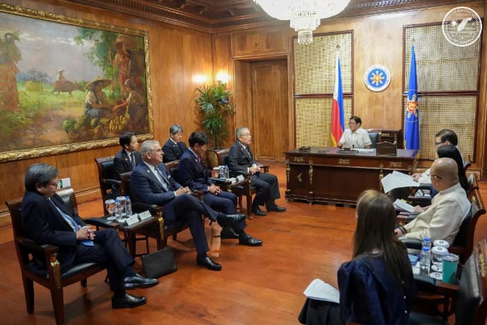 三菱商事の中西勝也代表取締役社長らと会談するマルコス大統領