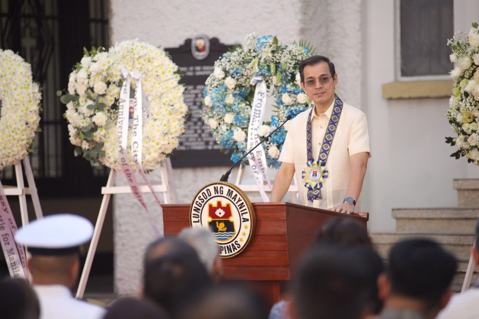 マニラ市街戦81周年記念式典で演説するモレノ市長