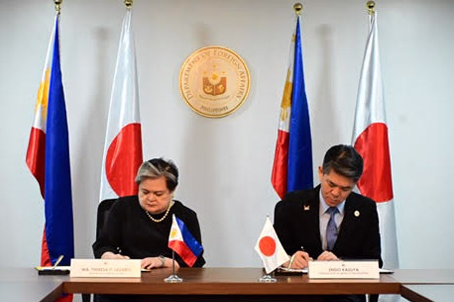 ＭＲＴ３号線改修「第３期」の円借款供与に関する交換公文に署名する遠藤大使とラザロ外相