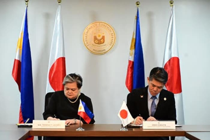 ＭＲＴ３号線改修「第３期」の円借款供与に関する交換公文に署名する遠藤大使とラザロ外相