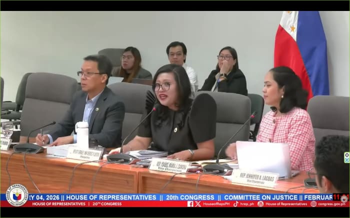 ４日に弾劾申立てについて審議する下院司法委員会の進行役を務めるルイストロ委員長（バタンガス州第２選挙区選出、前列中央）