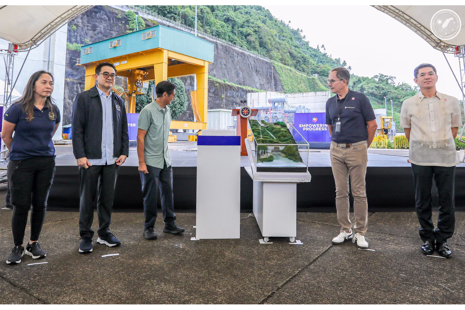 ＣＢＫ水力発電コンプレックス民営化完了式典に参加する大統領（左から３人目）と遠藤日本国大使（右端）