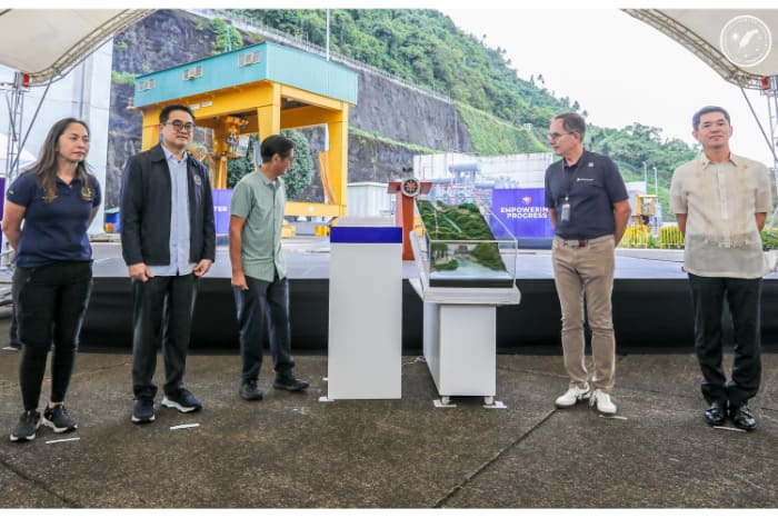 ＣＢＫ水力発電コンプレックス民営化完了式典に参加する大統領（左から３人目）と遠藤日本国大使（右端）