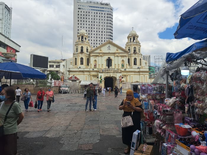 キアポ教会の門前で露店を経営するイスラム教徒の女性（右）