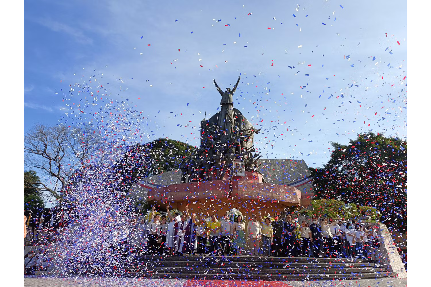 エドサ革命記念碑で2023年に行われた記念式典