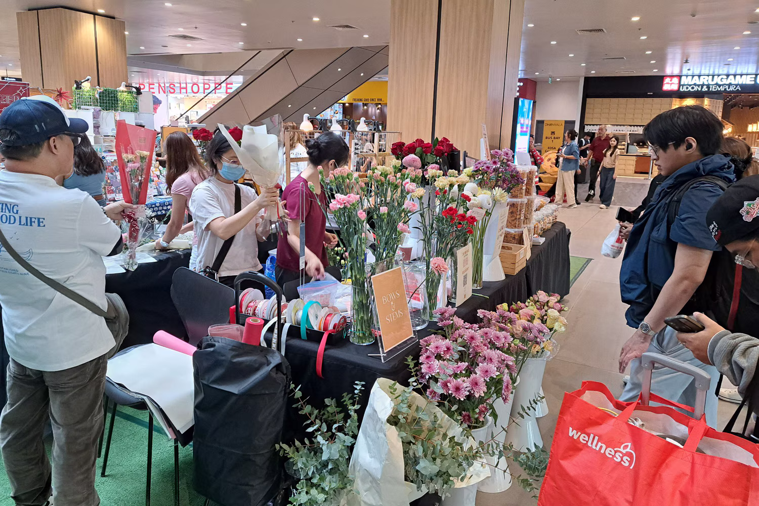 バレンタインデーに向けて花束を売る即席売り場