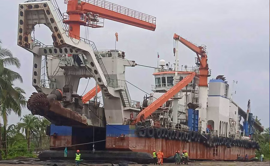 巨大カッター吸引浚渫船の移動作業