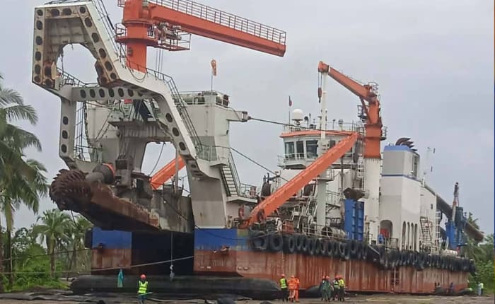 巨大カッター吸引浚渫船の移動作業