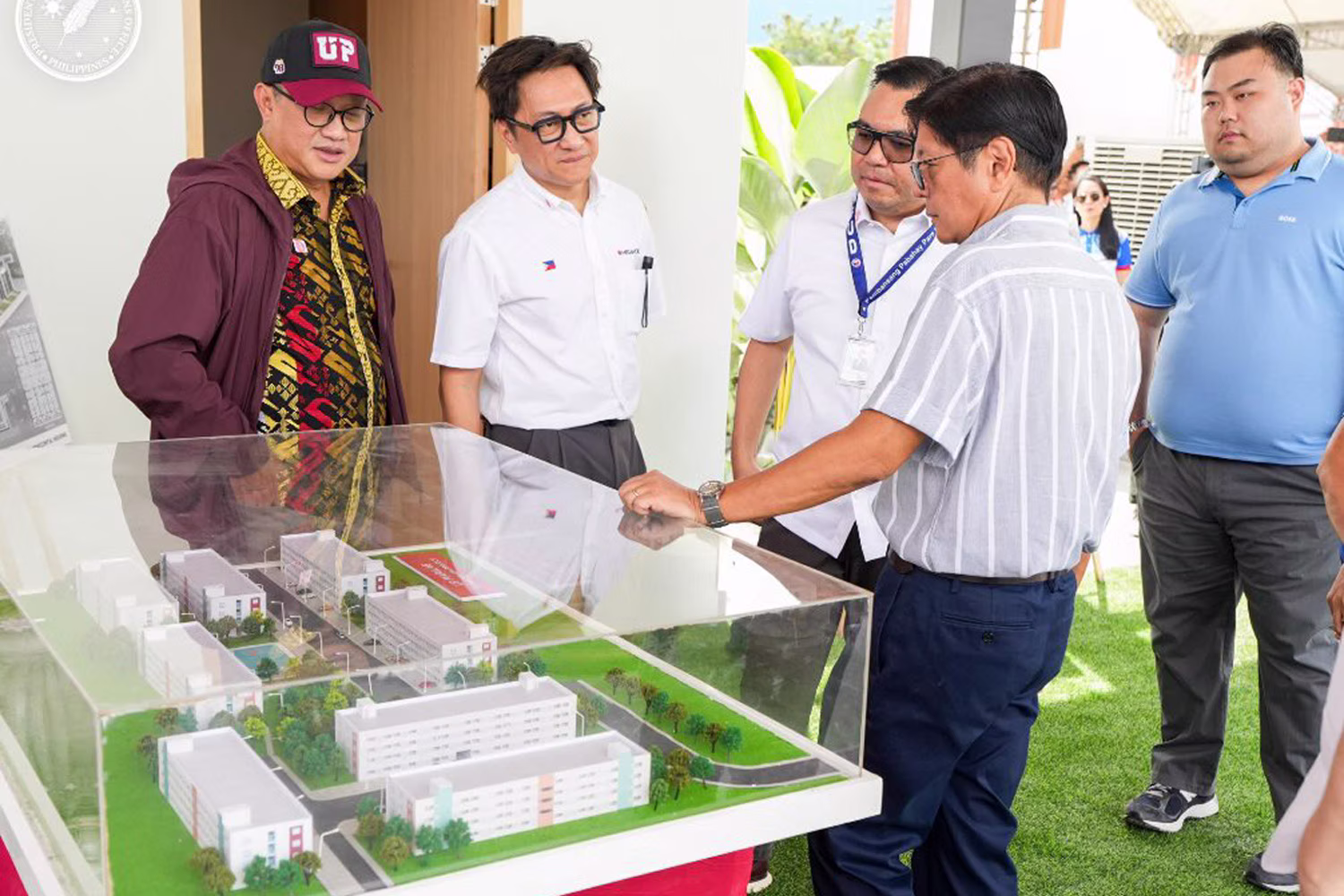 社会住宅の引き渡し式に参加するマルコス大統領（右から２人目）ら