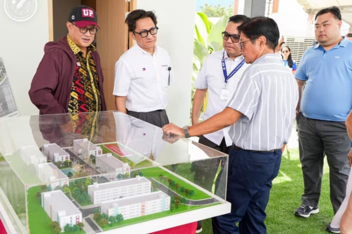 社会住宅の引き渡し式に参加するマルコス大統領（右から２人目）ら