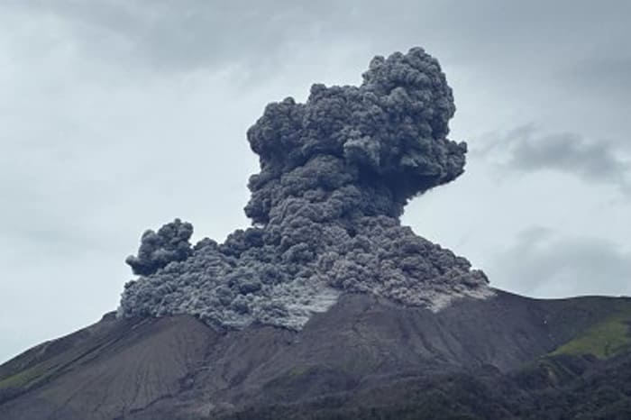 噴煙を上げるカンラオン山