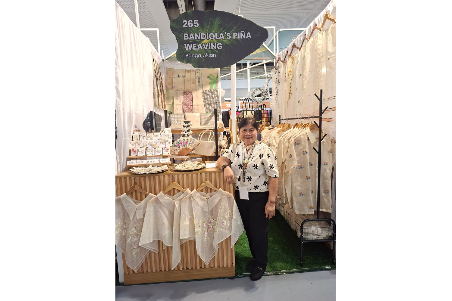 全国トレードフェアではアクラン州から伝統的なピニャ織り製品などが出展されている