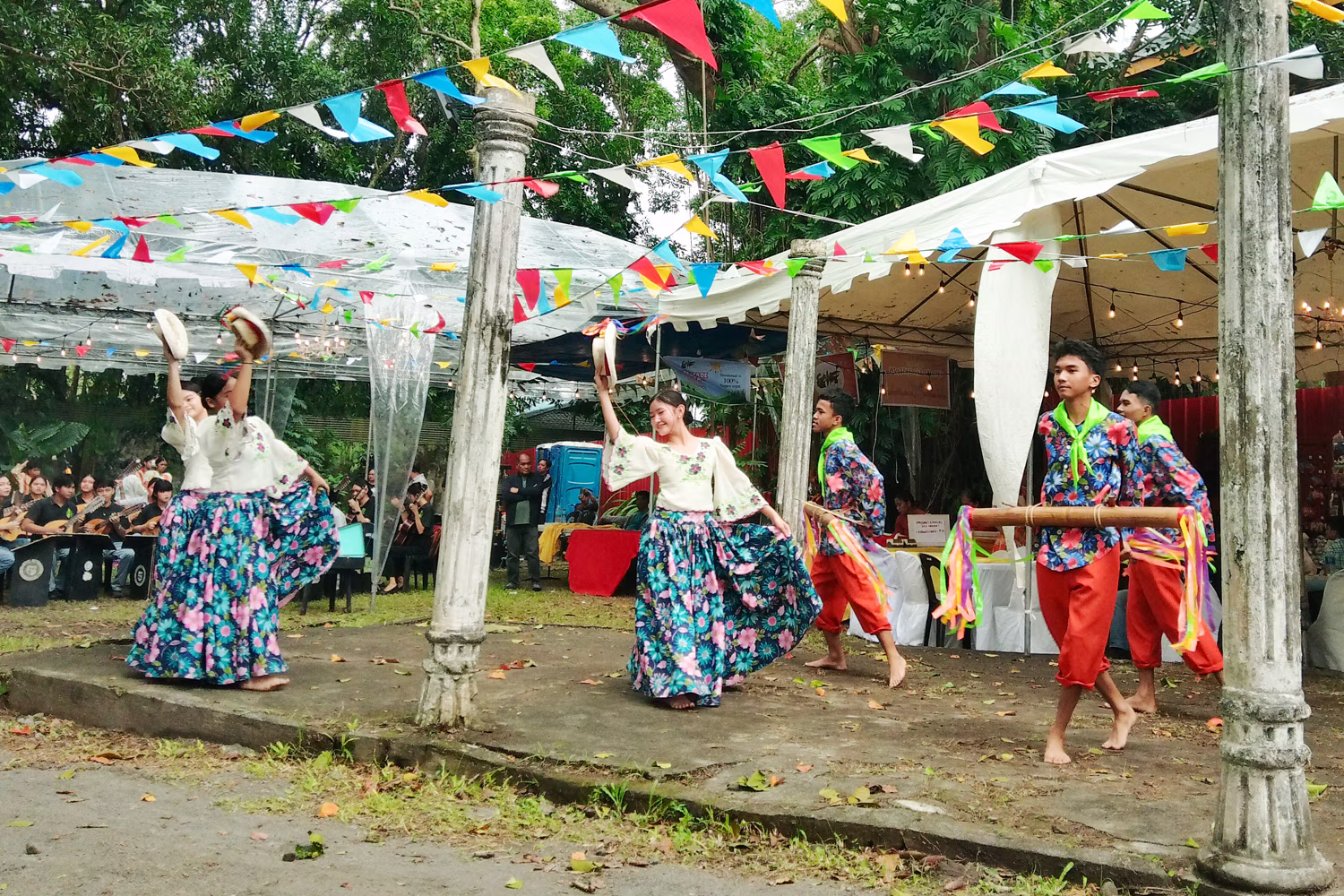 「バライ・ネグレンセ」邸で舞踊を披露する地元劇団(川上佳風撮影)