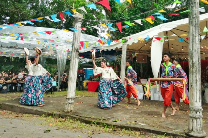「バライ・ネグレンセ」邸で舞踊を披露する地元劇団(川上佳風撮影)
