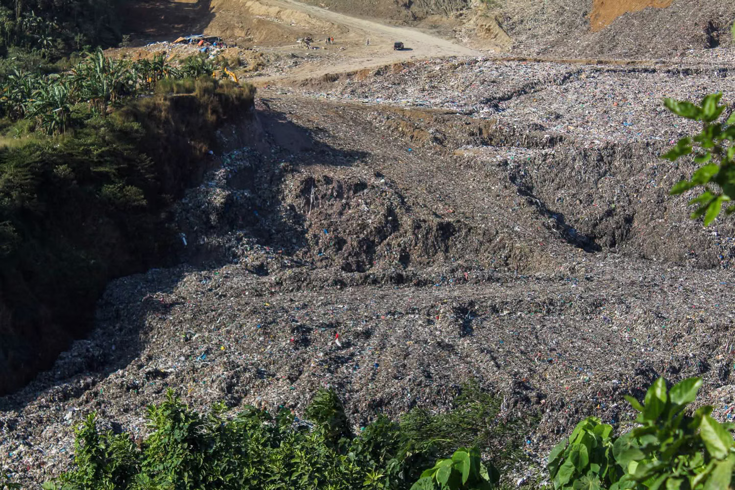 ロドリゲス町のゴミ処分場の崩落事故現場