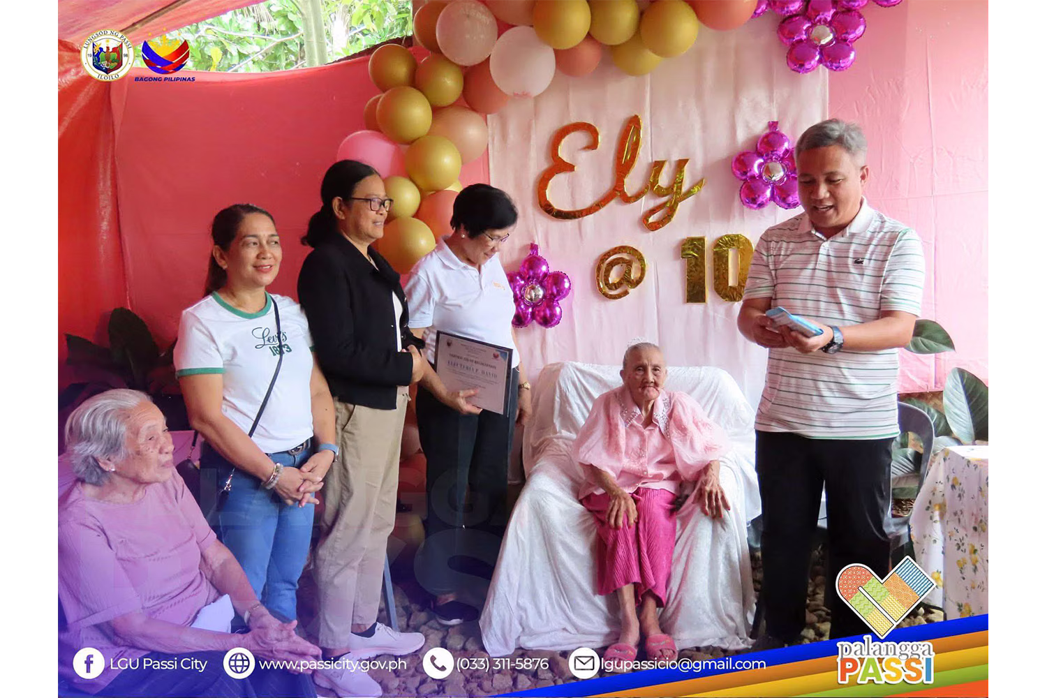 100歳の祝慰金を受け取るダビッドさん