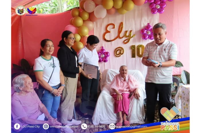 100歳の祝慰金を受け取るダビッドさん