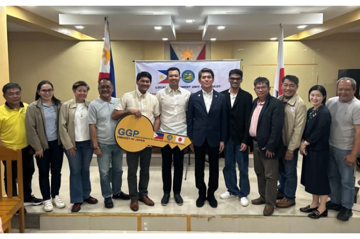 「南カマリネス州シポコット町救急車整備計画」の引渡式に出席した遠藤大使ら