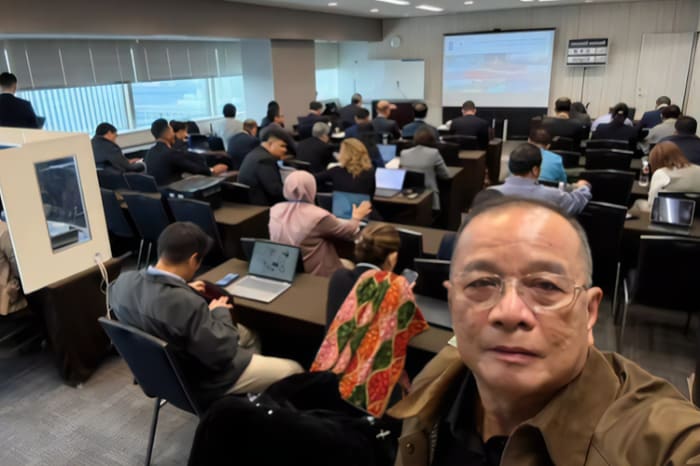 ワークショップに参加するラウル・バニアス行政官