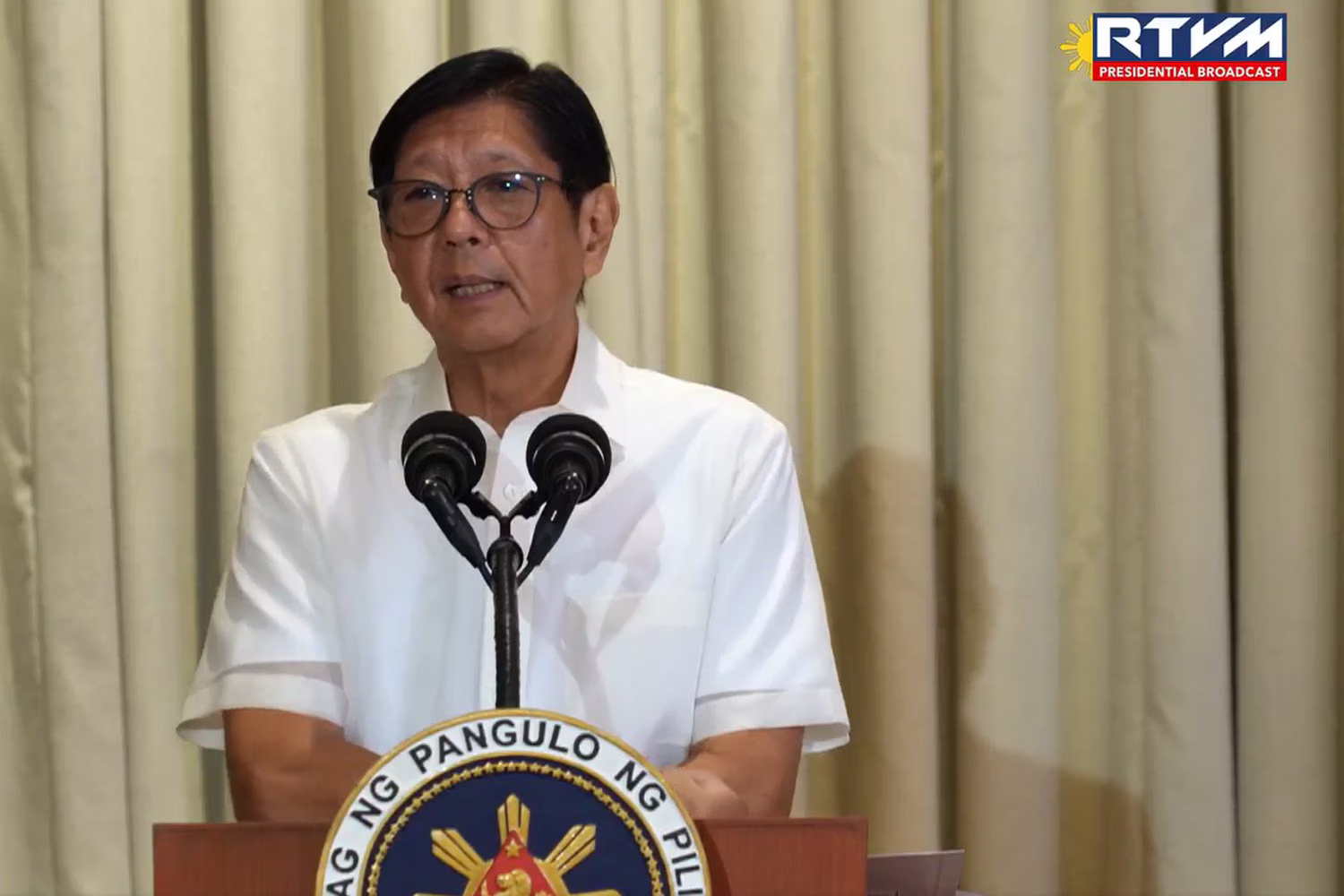 ３日に大統領府で行われた記者会見に臨むマルコス大統領