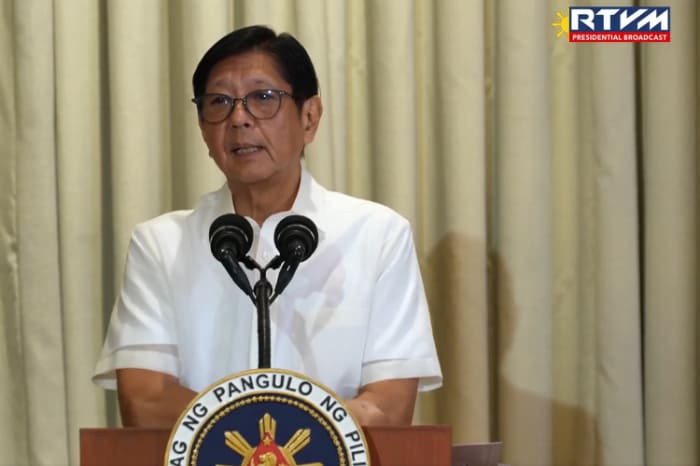 ３日に大統領府で行われた記者会見に臨むマルコス大統領