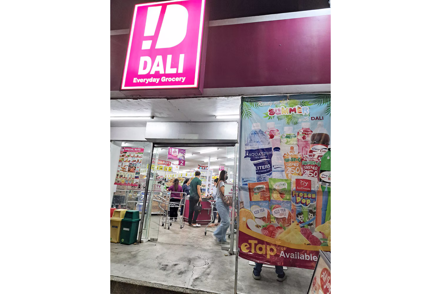 食料品が安く買えることで人気のダリ・ストアーズ（資料写真）