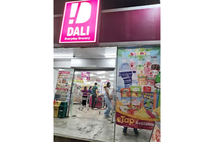 食料品が安く買えることで人気のダリ・ストアーズ（資料写真）