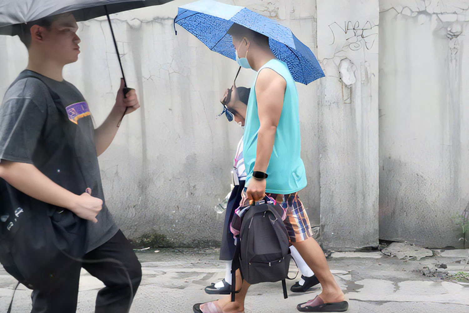 日傘を差して歩く人