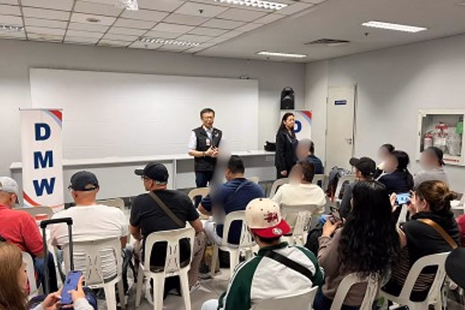 帰国したＯＦＷらを出迎える各ダック大臣