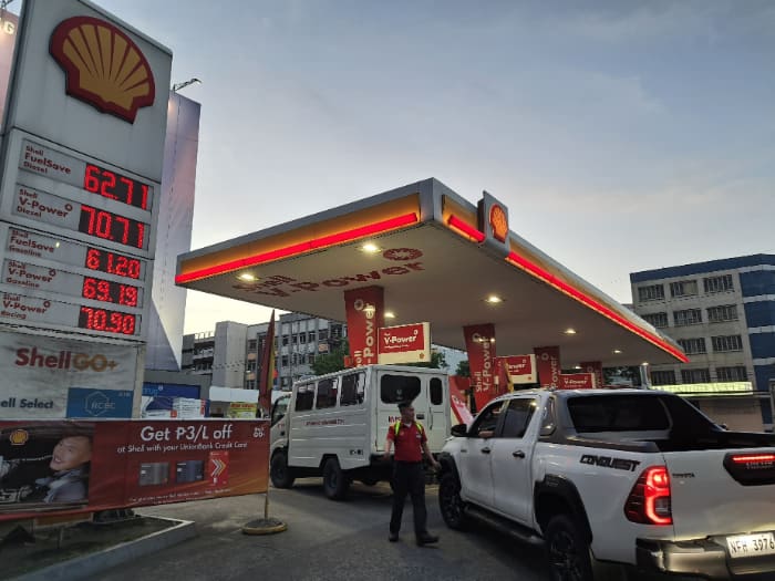 大幅値上げ前日の９日も給油所には車やオートバイなどが列を作って給油していた。