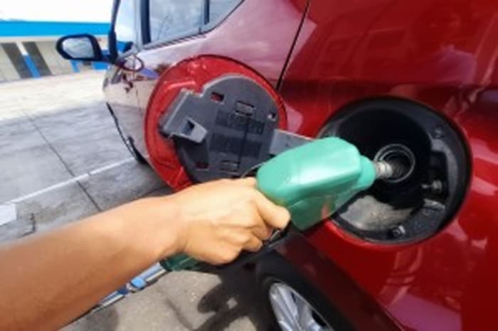 給油する車（資料写真）