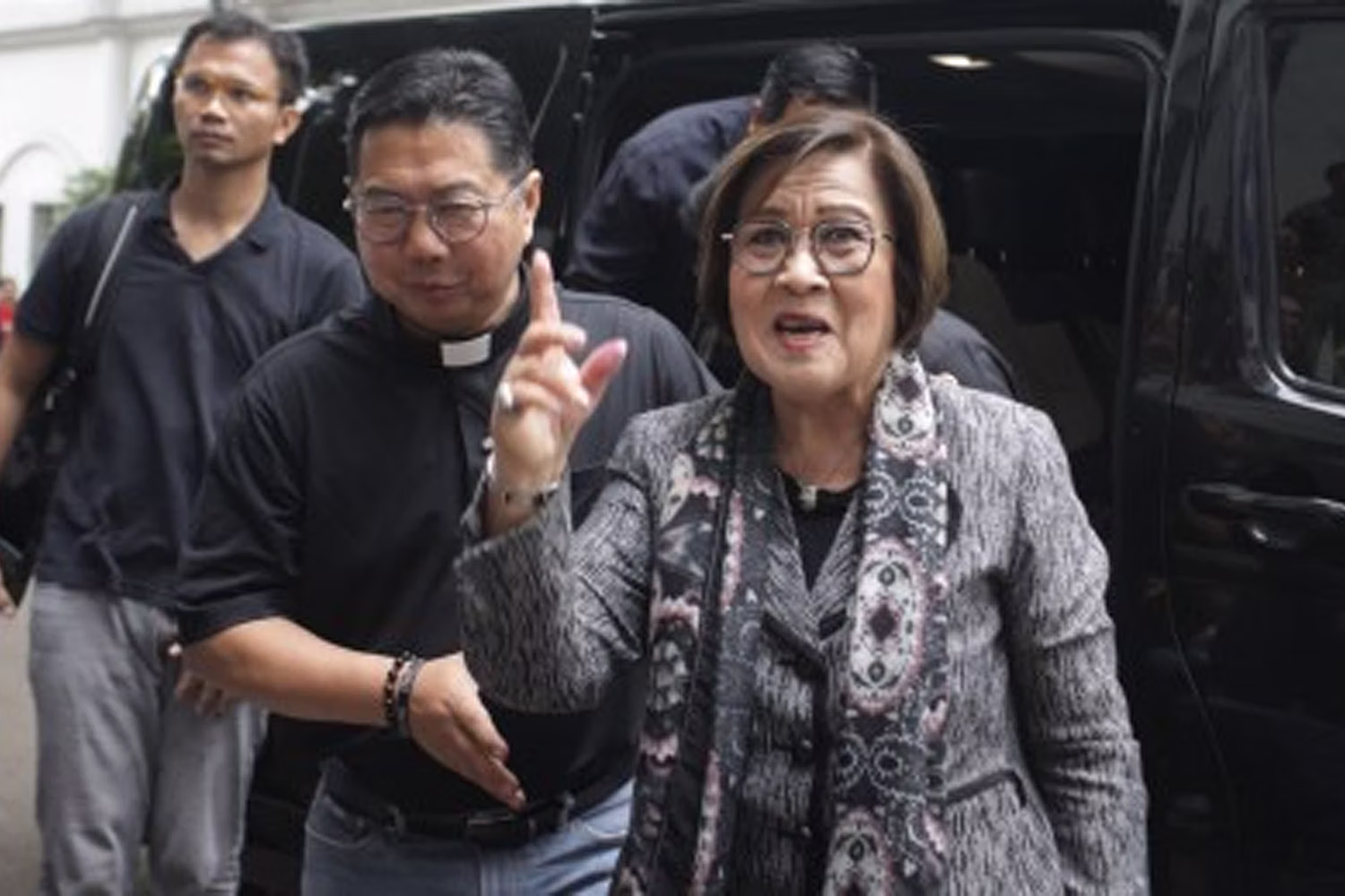 元海兵隊員18人とその弁護士を刑事告訴したデリマ下院議員