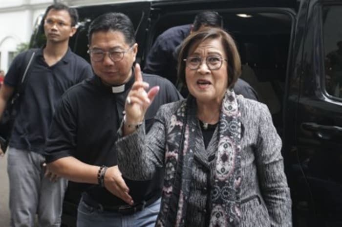 元海兵隊員18人とその弁護士を刑事告訴したデリマ下院議員