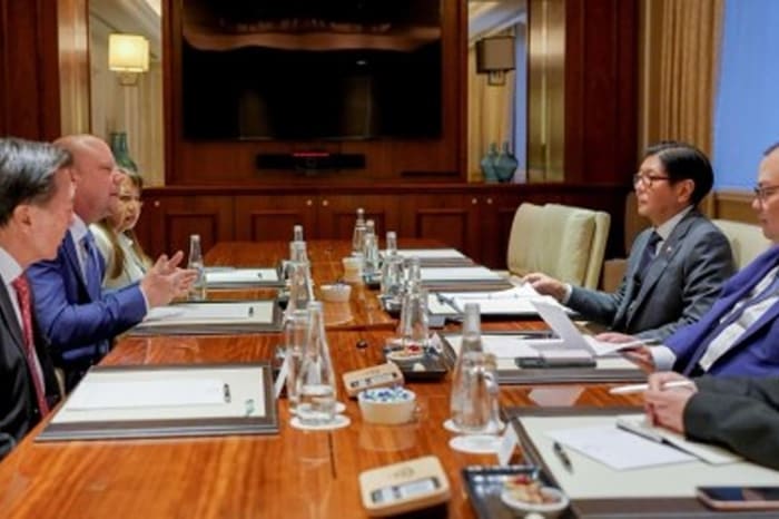 ＵＳＭＧＣ幹部らと会談するマルコス大統領