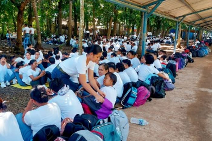 身体検査の順番待ちをする警察官受験者