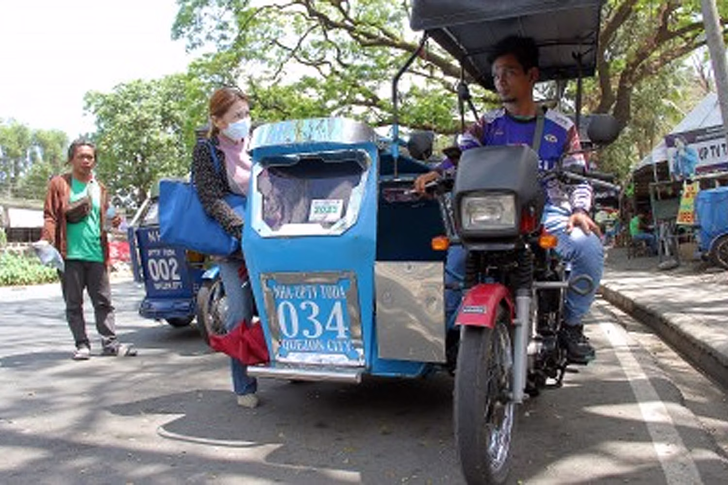客待ちをするトライシクル（資料写真）