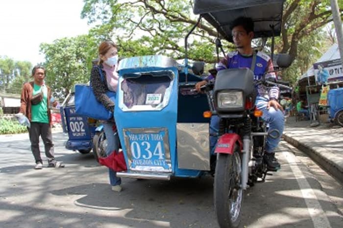 客待ちをするトライシクル(資料写真)