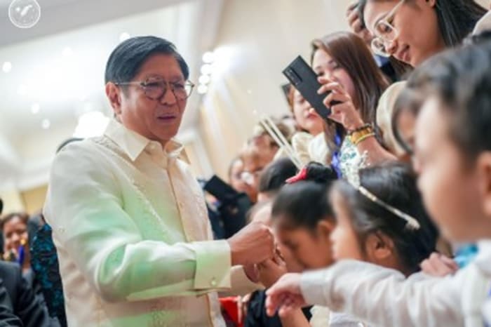 プノンペンでフィリピン人コミュニティと面会するマルコス大統領