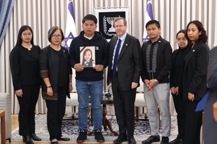 イスラエル大統領と面会したラヴァリアスさん（左から３人目）