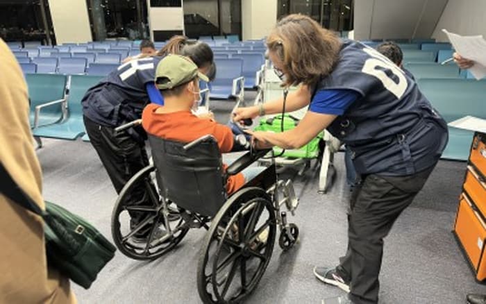 保健省職員の健康診断を受ける人身売買被害者